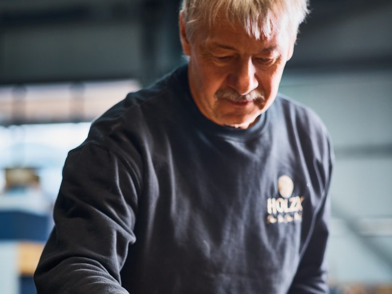 Schreiner bei der Feinarbeit am Werkstück – HolzX