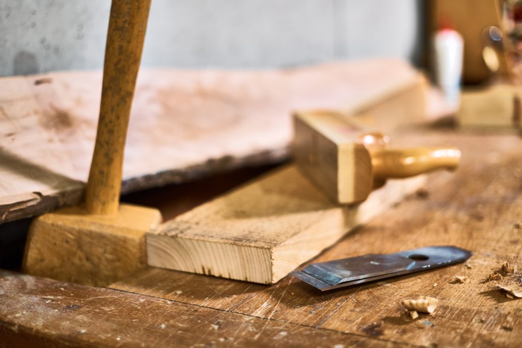 Präzise Detailarbeit am Holz bei HolzX