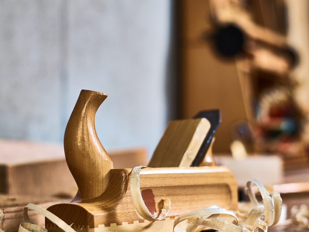 Handhobel mit Hobelspänen auf der Werkbank – HolzX