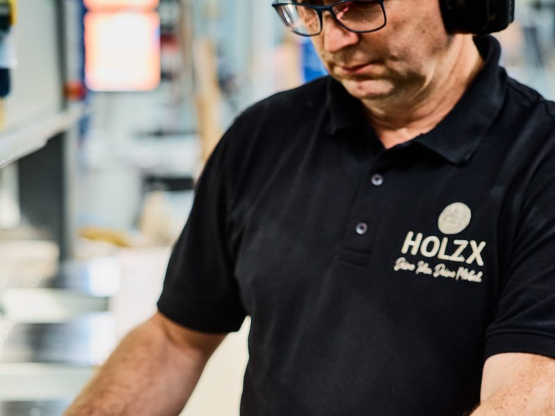 Schreiner misst und reißt ein Werkstück an – HolzX