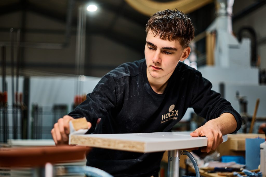 HolzX Schreiner bei der Arbeit in der Werkstatt