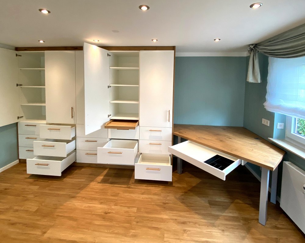 Schrank mit Arbeitsplatz