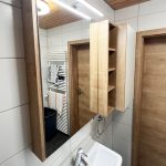 Spiegelschrank in der Seitenansicht