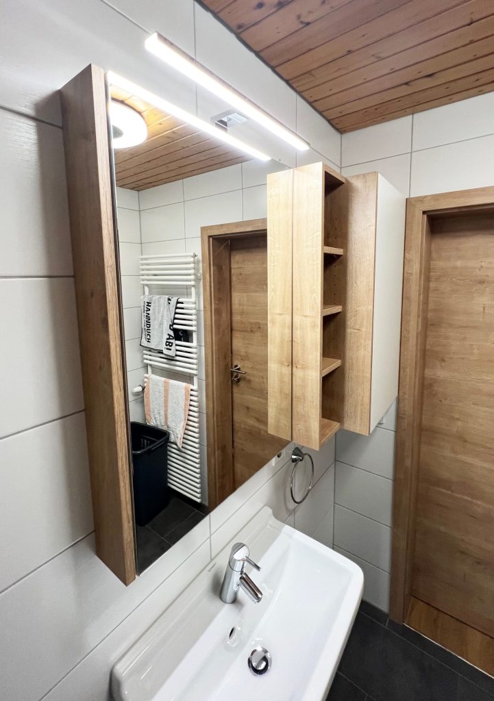 Spiegelschrank in der Seitenansicht