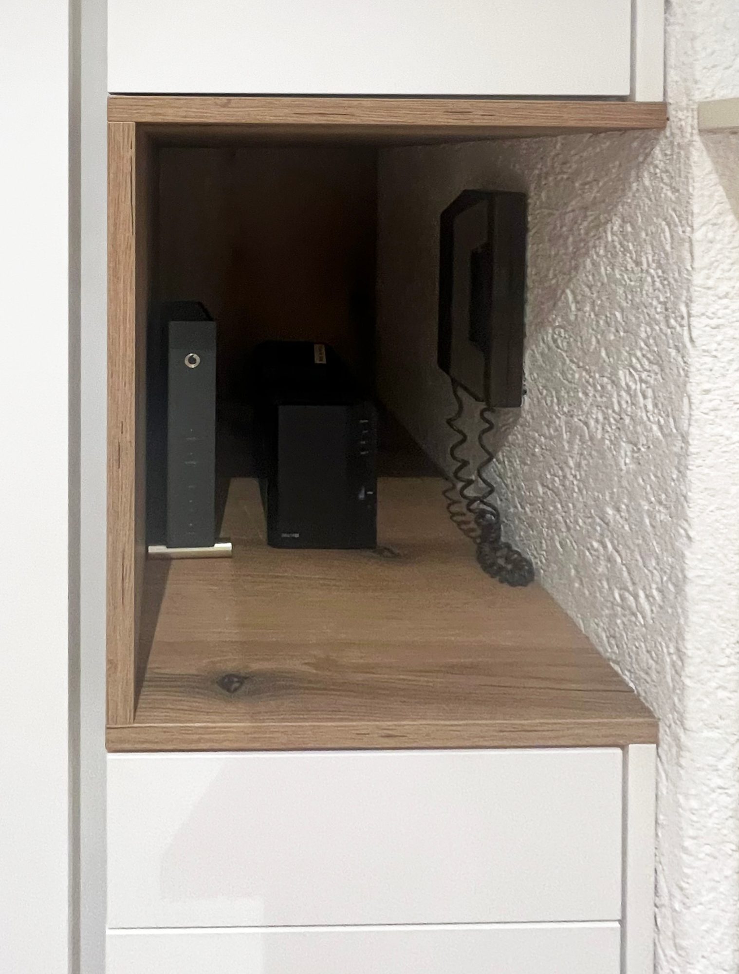 Nische mit Holzboden für Router und Telefon