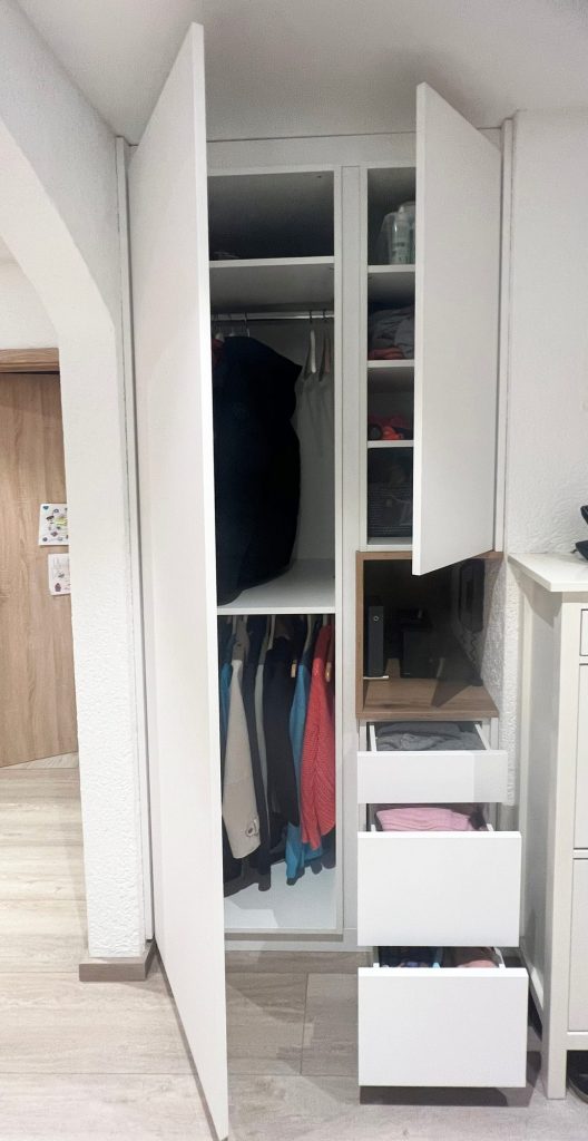 Begehbarer Kleiderschrank mit geöffneter Tür