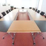 Konferenztisch aus beweglichen Elementen im Besprechungsraum