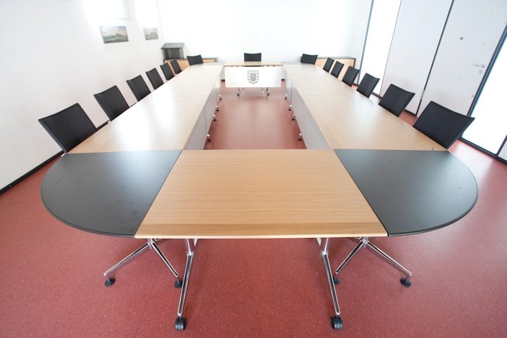 Konferenztisch aus beweglichen Elementen im Besprechungsraum