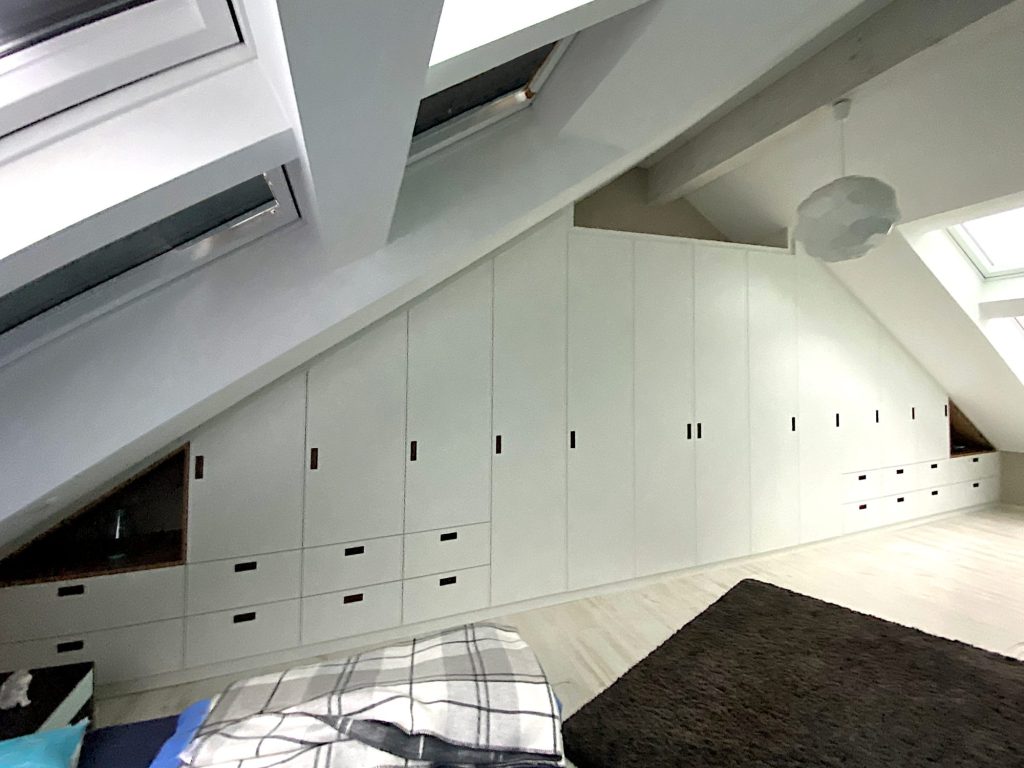 Einbauschrank entlang der Dachschräge