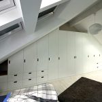 Einbauschrank entlang der Dachschräge