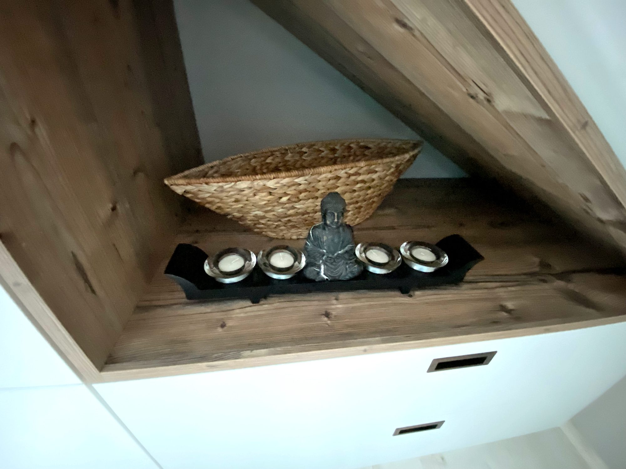 Detail der Nische mit rustikalem Holz