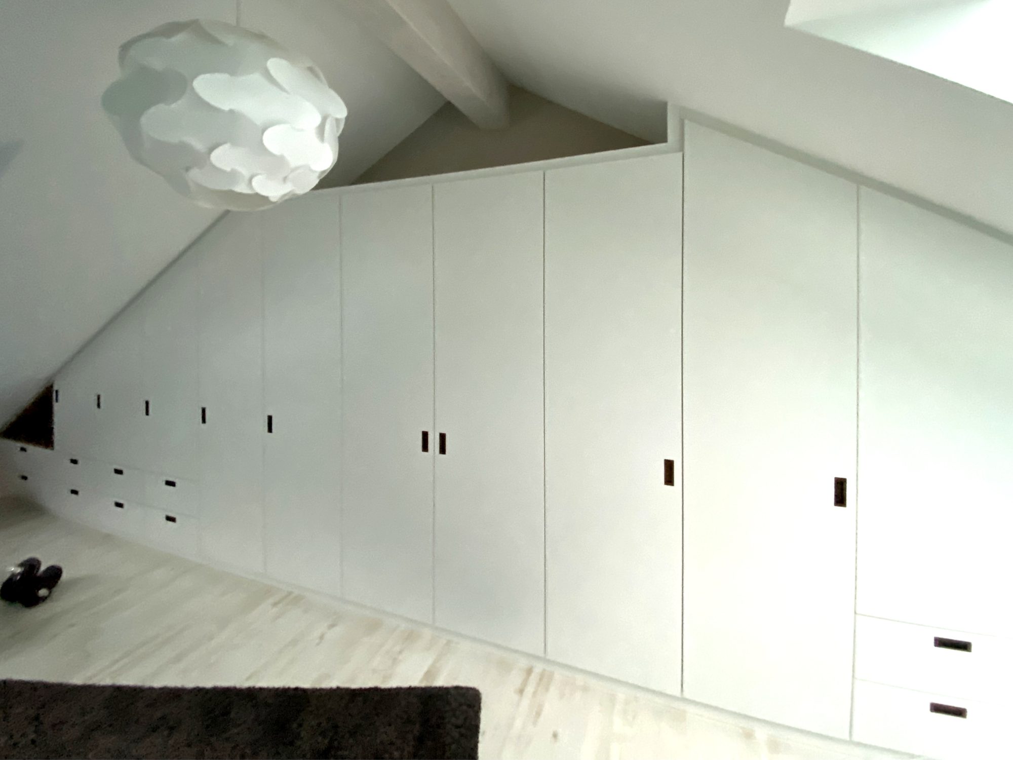Schrankreihe mit Kleiderschrank und Schubkästen