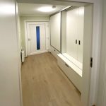 Garderobenschrank mit Schiebetüren im Flur