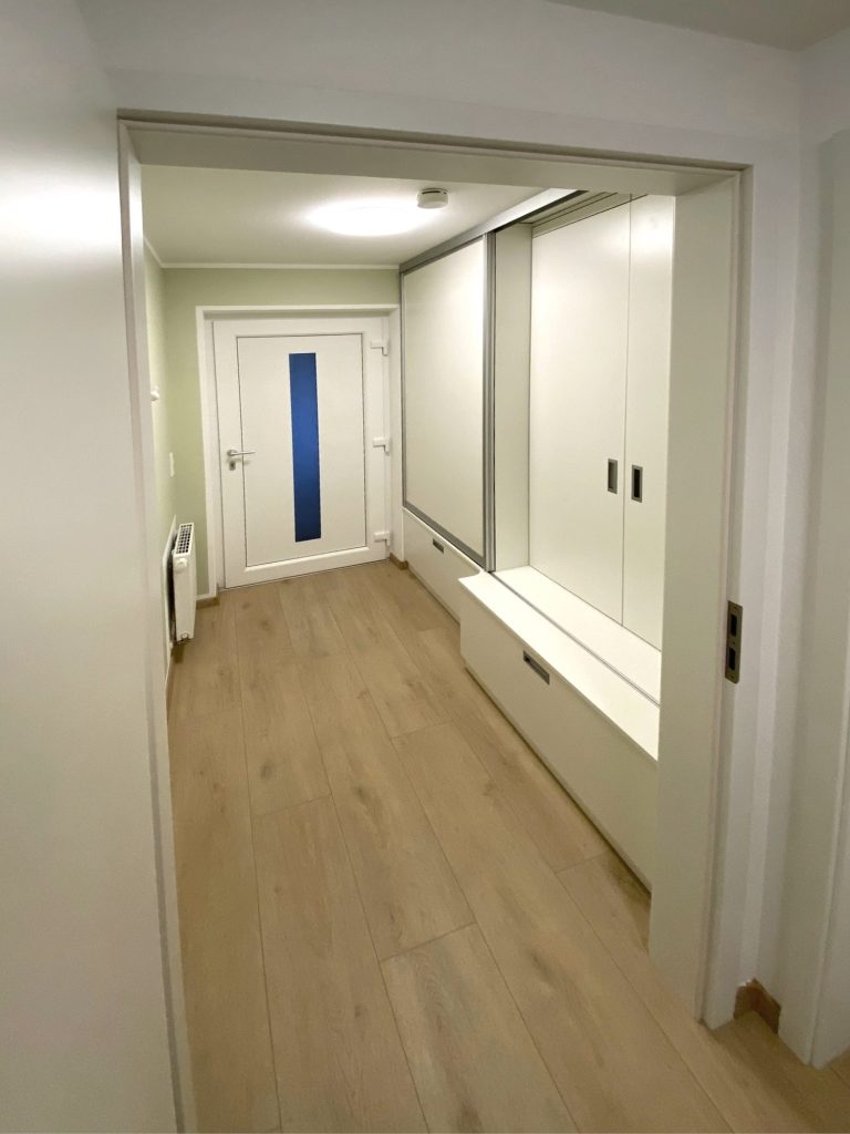 Garderobenschrank mit Schiebetüren im Flur