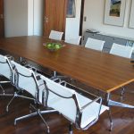 Konferenztisch mit Holzoberfläche im Besprechungszimmer einer Kanzlei