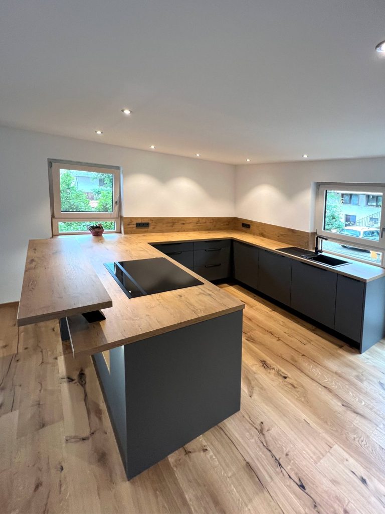 Halbinsel mit auskragender Holzplatte