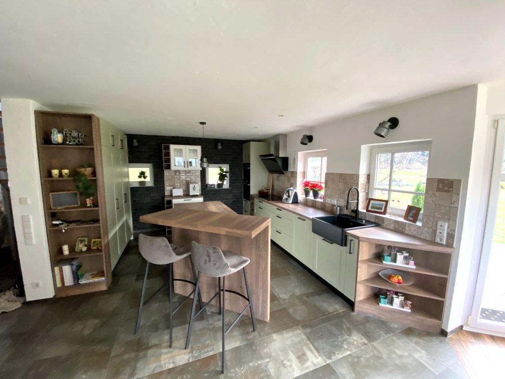 Landhausküche in Salbeigrün mit Tresen