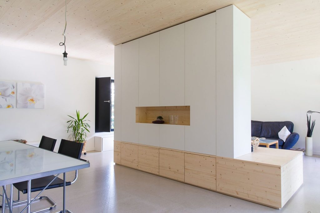 Raumteiler-Schrank, Seite zum Essbereich mit Nische