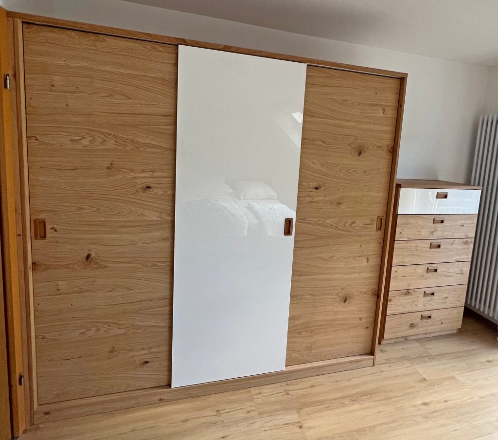 Kleiderschrank mit Schiebetüren und Kommode