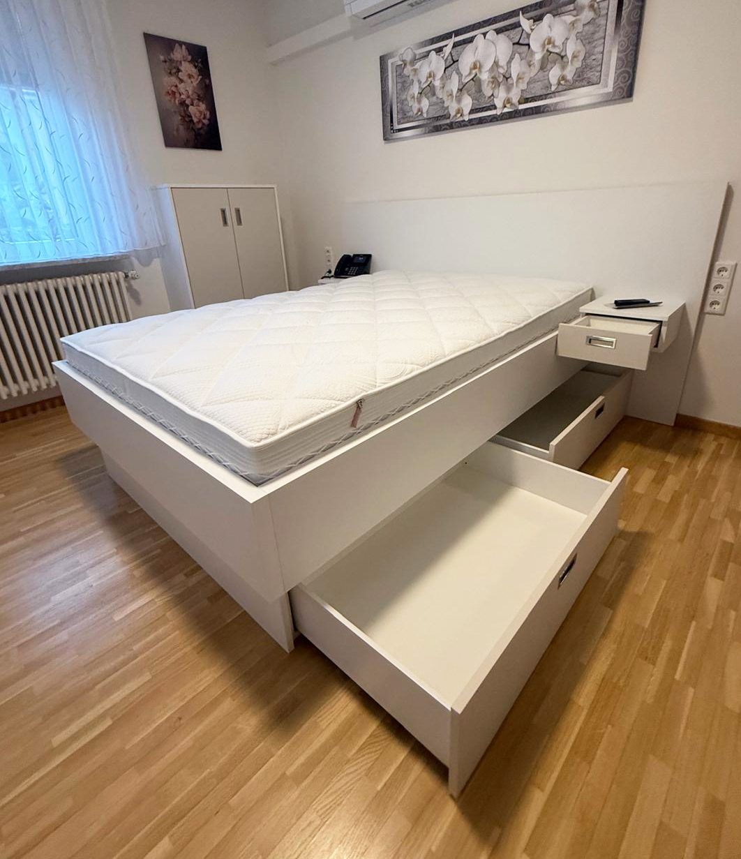 Bett mit herausgezogenen Schubkästen