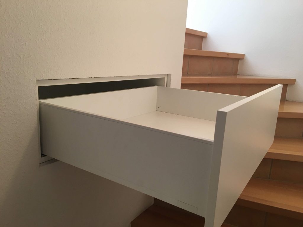 Geöffneter Auszug unter der Treppe