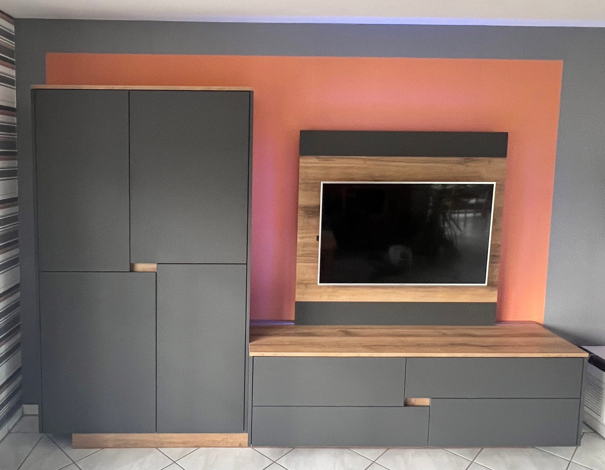 Wohnwand in Grau mit Holzrückwand für den Fernseher