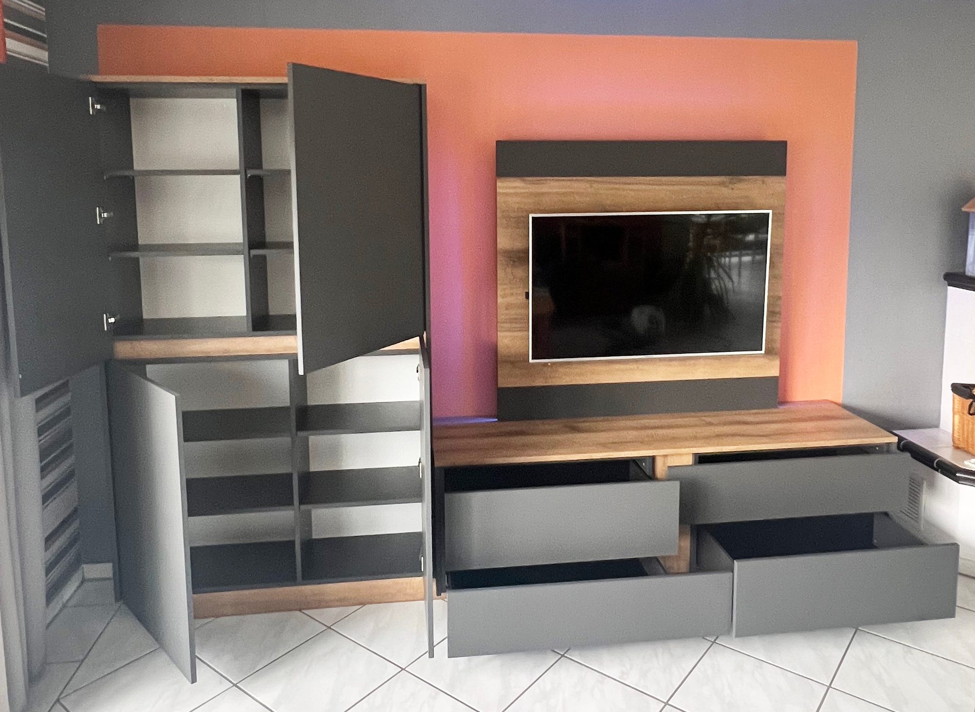 Wohnwand mit geöffnetem Hochschrank