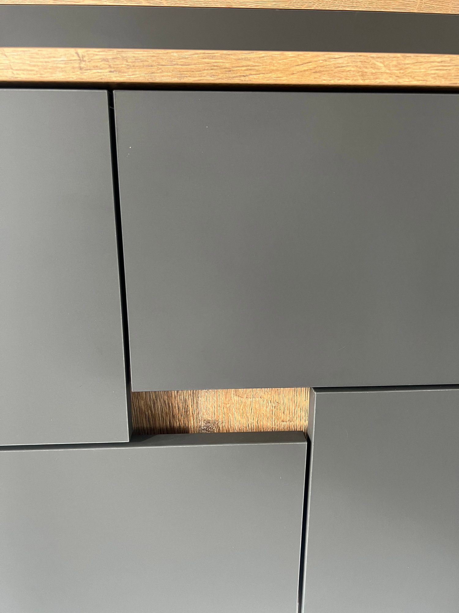 Griffaussparung mit Holzkante