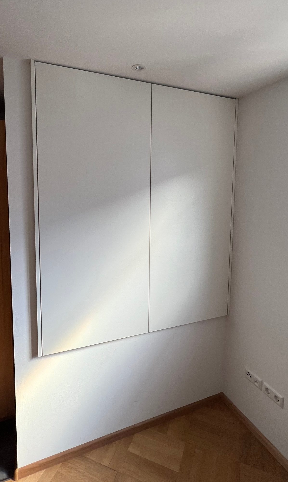 Geschlossener weißer Einbauschrank