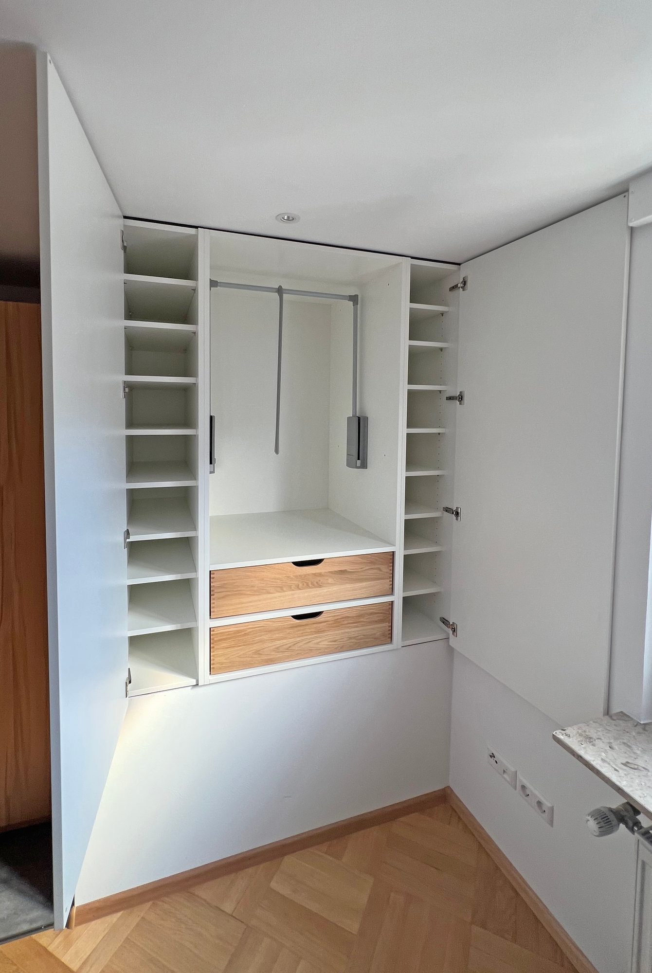 Einbauschrank mit Regalfächern und Schubkästen