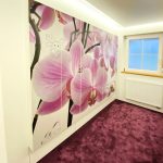 Schrankwand mit Orchideenmotiv
