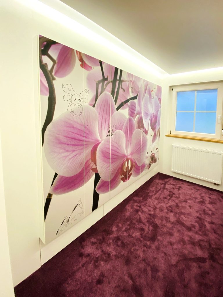 Schrankwand mit Orchideenmotiv