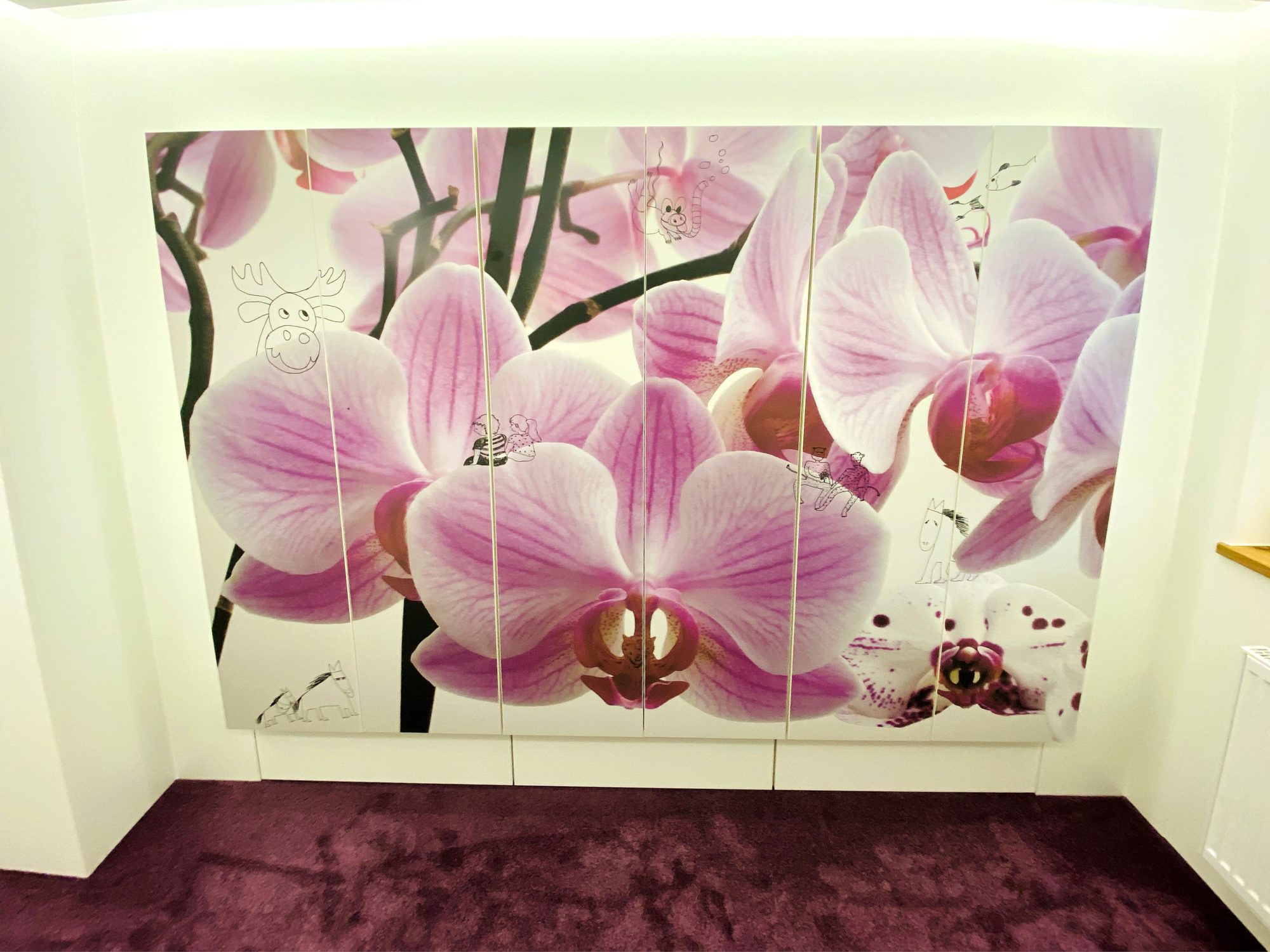 Fronten mit Orchideenmotiv über die ganze Wand