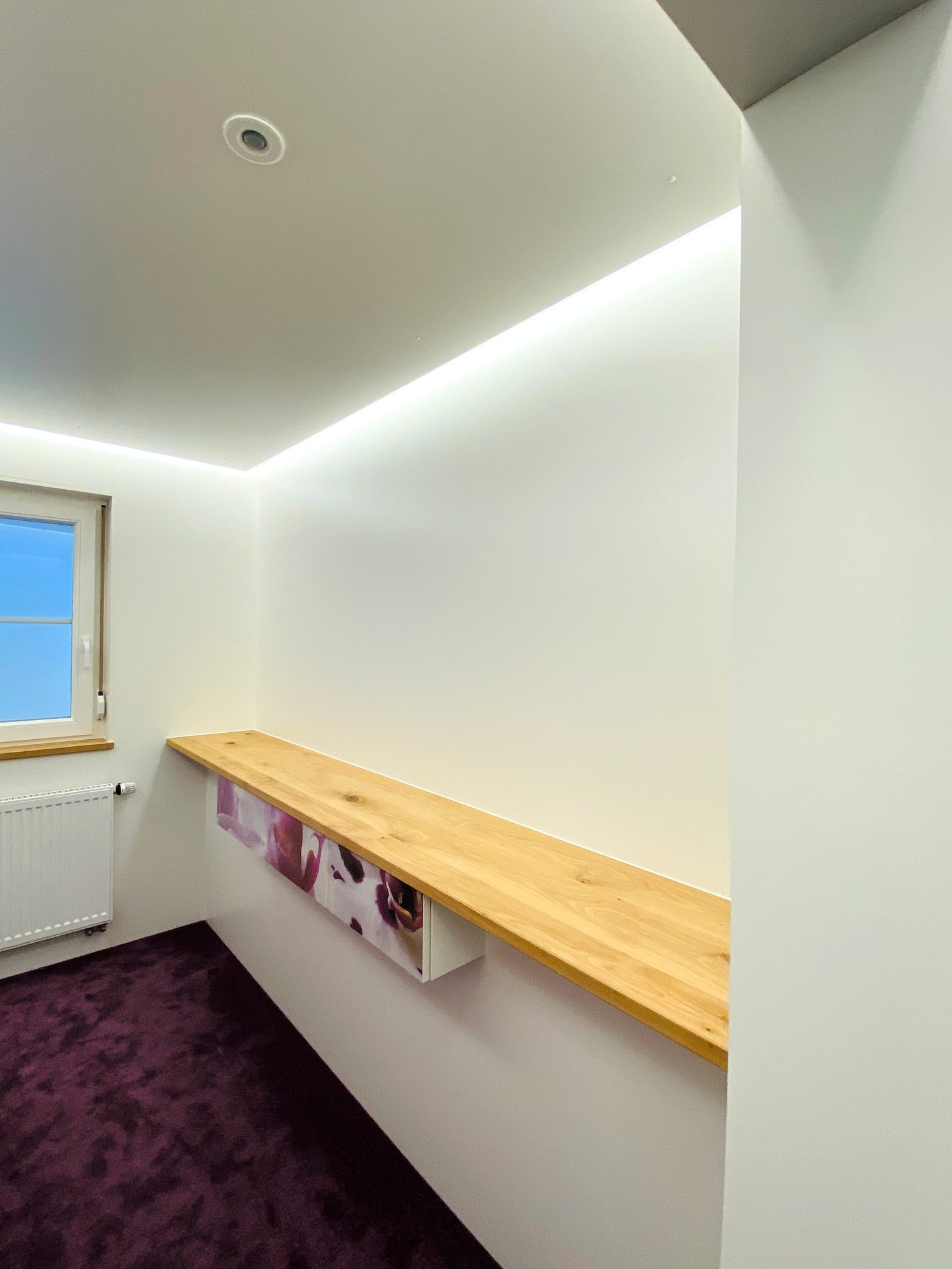 Ablage in Holzoptik unter dem Fenster
