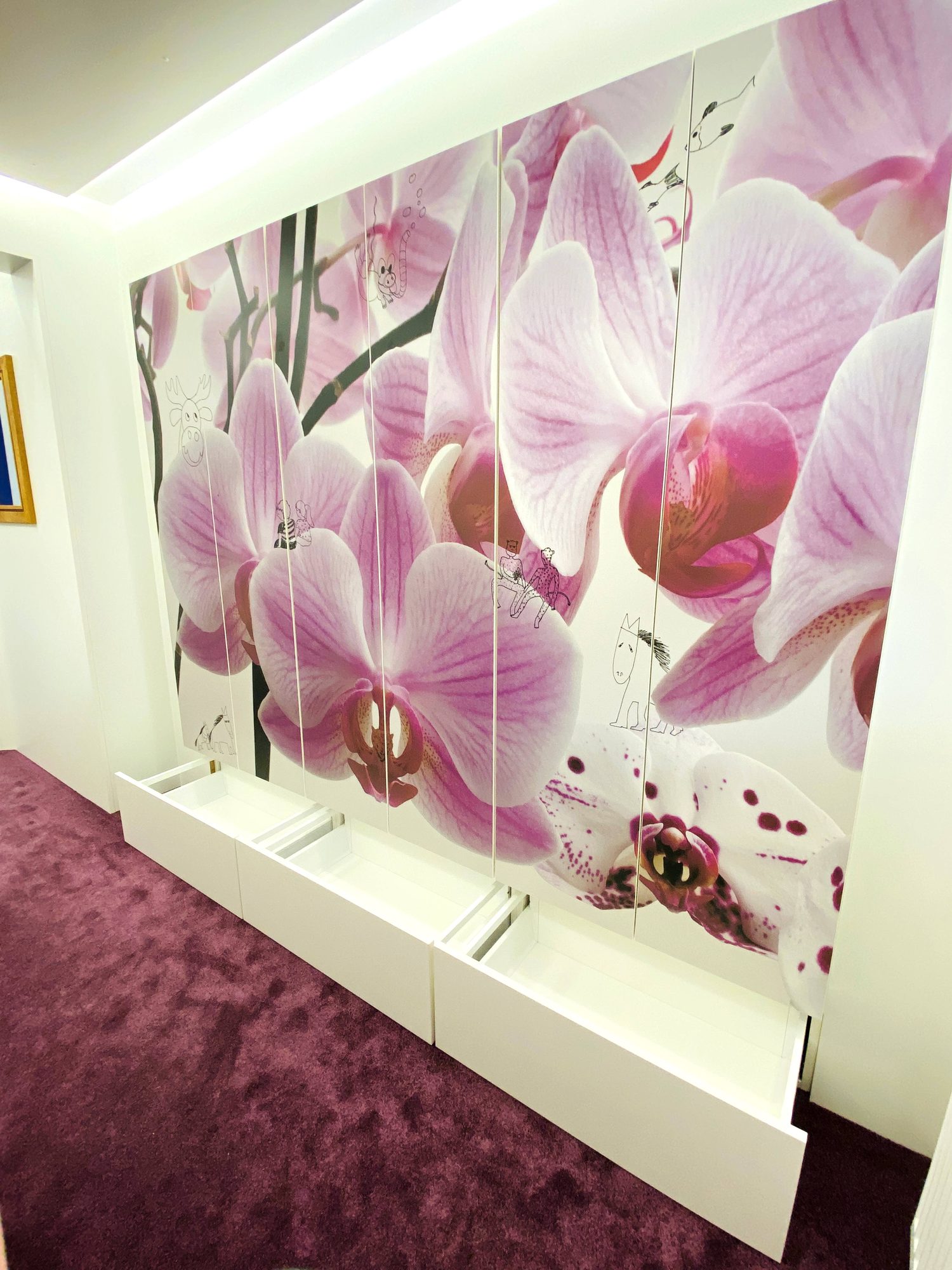 Schrankwand mit Orchideenmotiv und geöffneten Auszügen