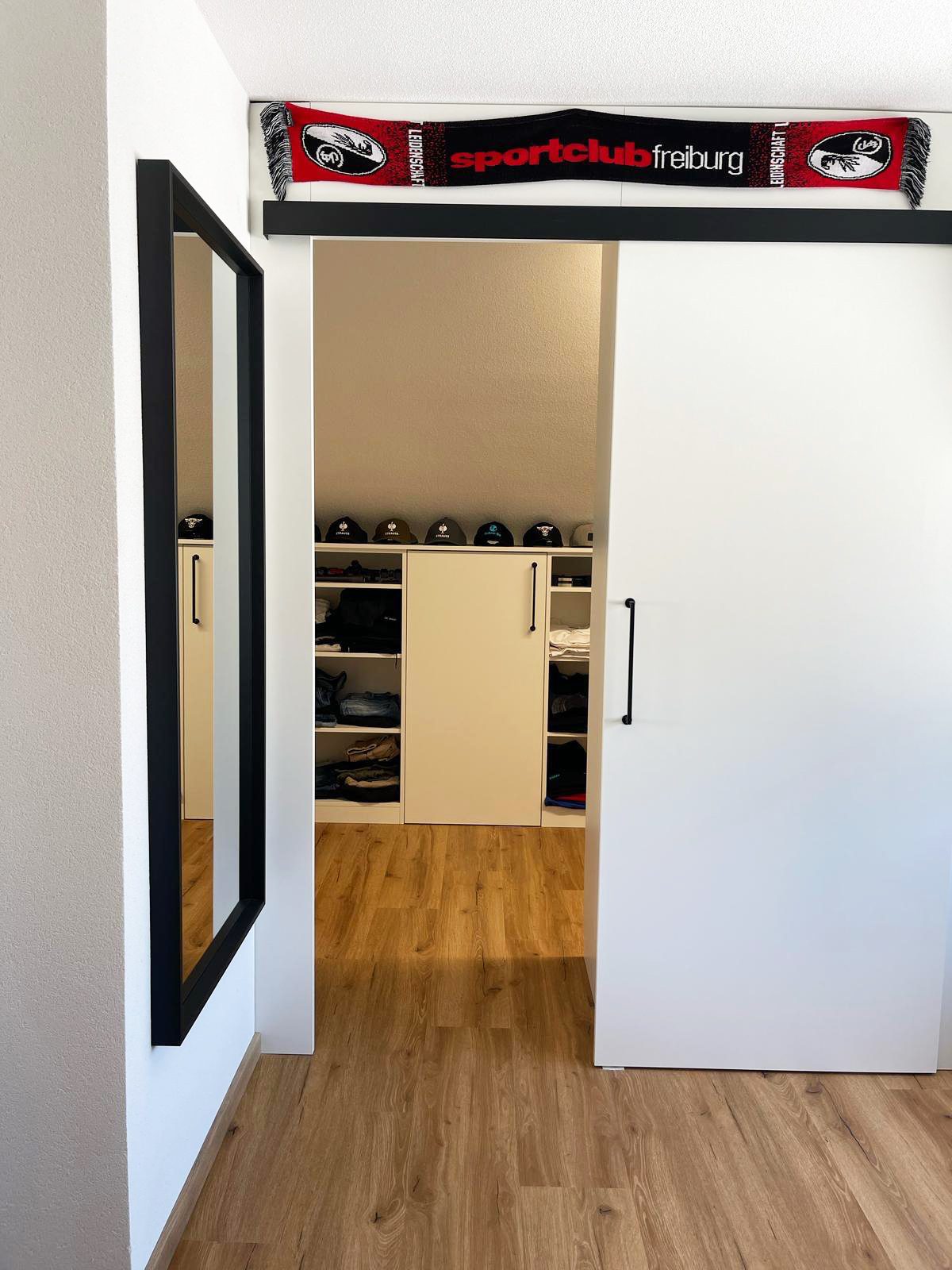 Geöffnete Schiebetür mit Blick in die Ankleide