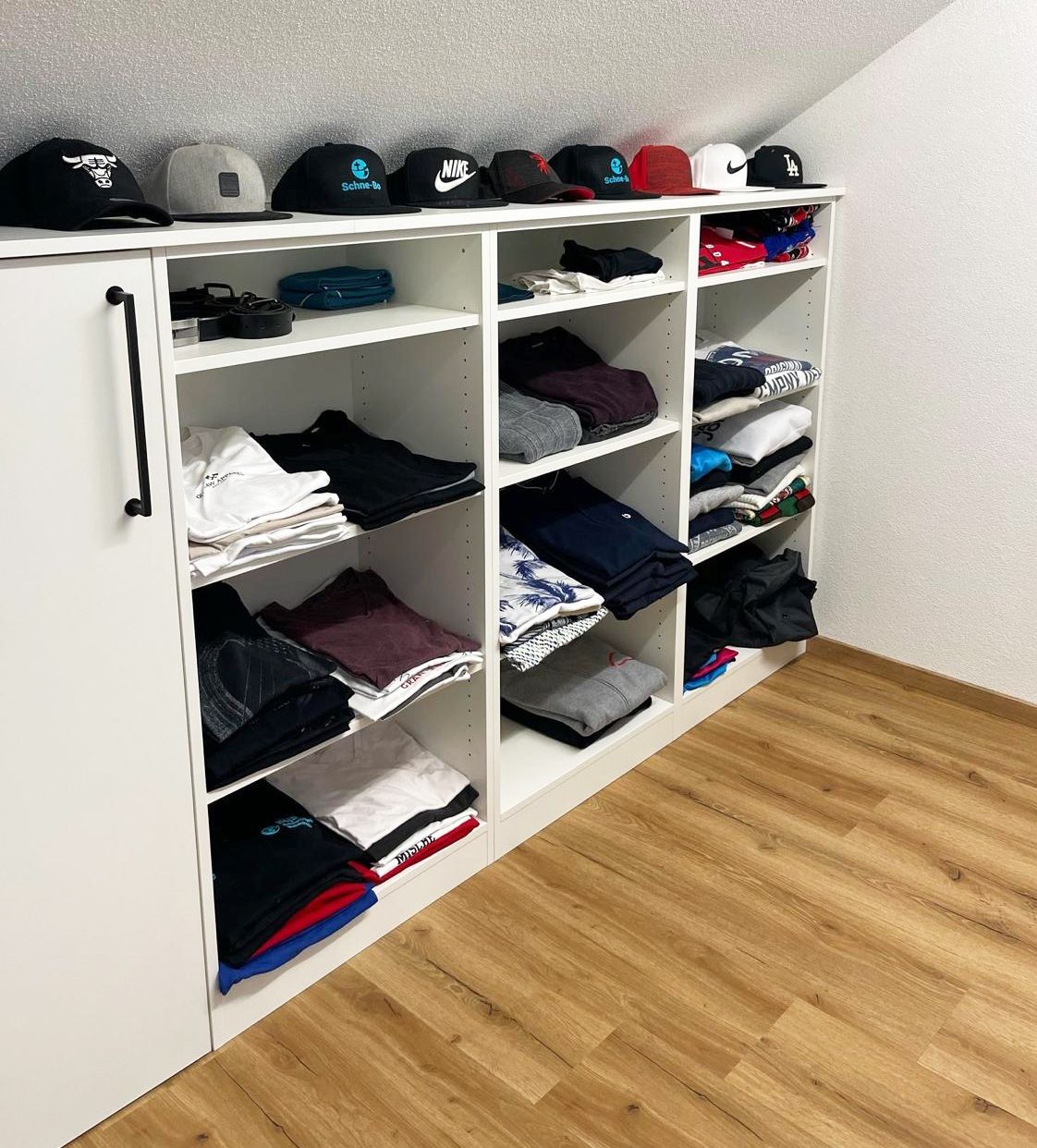 Offene Fächer unter der Dachschräge