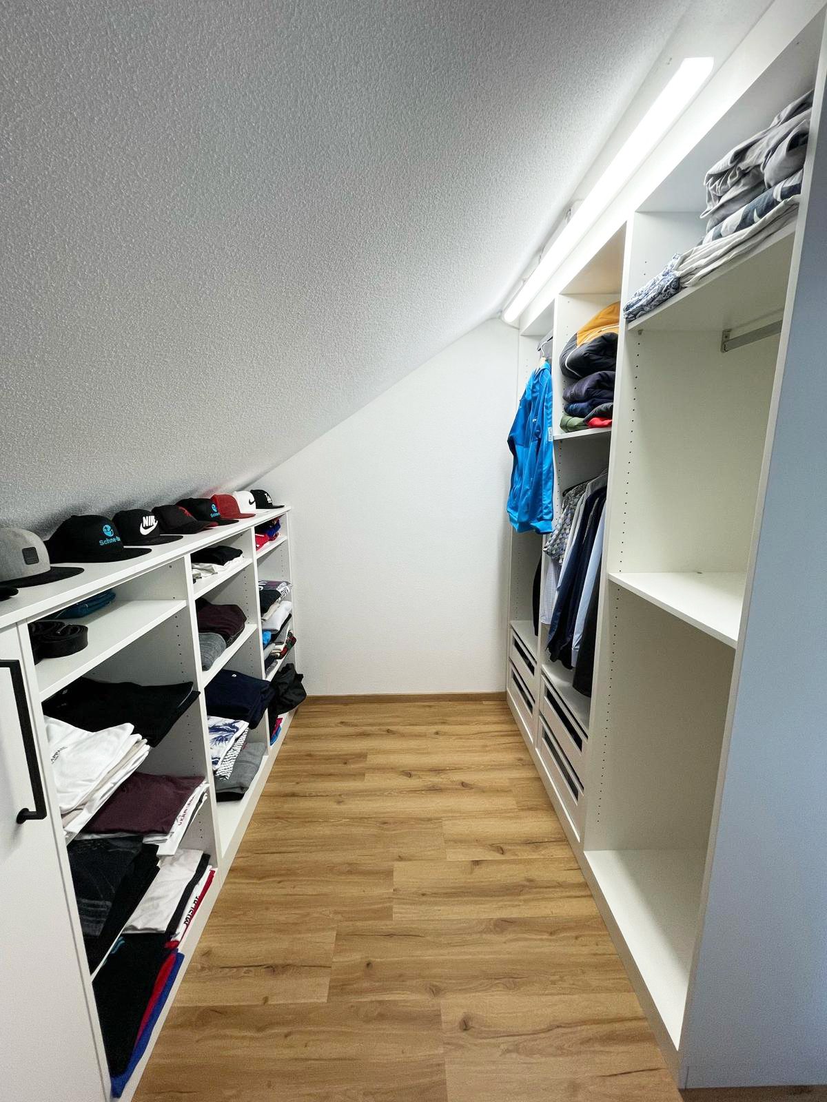 Ankleide unter der Dachschräge