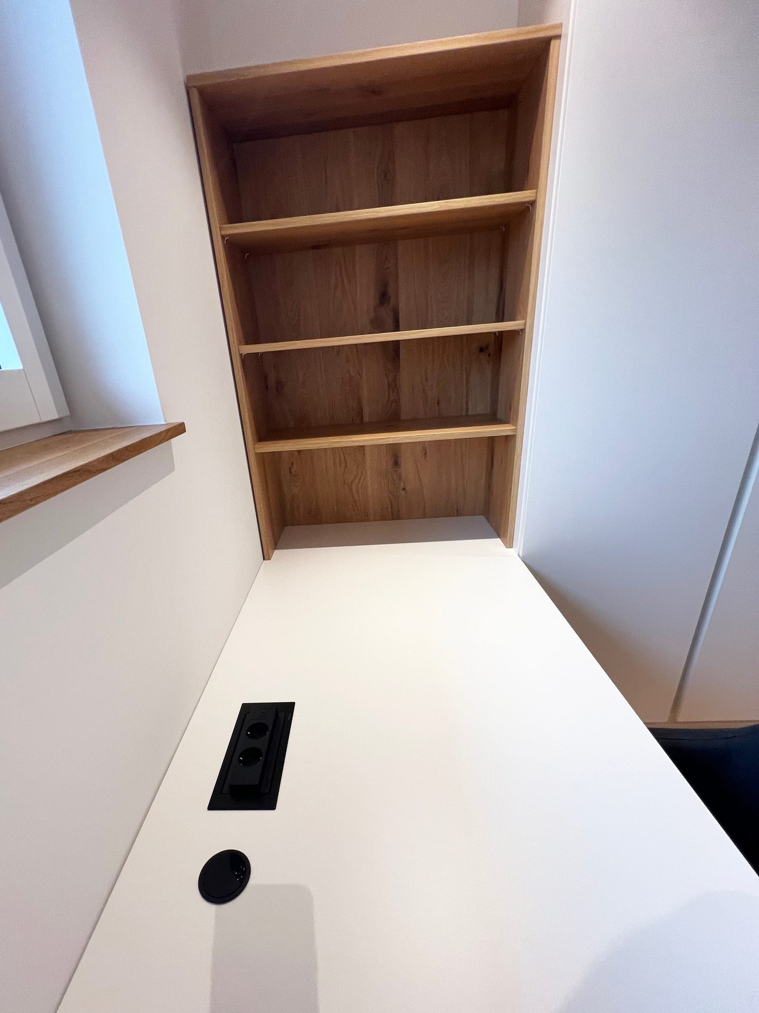 Regalnische in Holzoptik über dem Schreibtisch