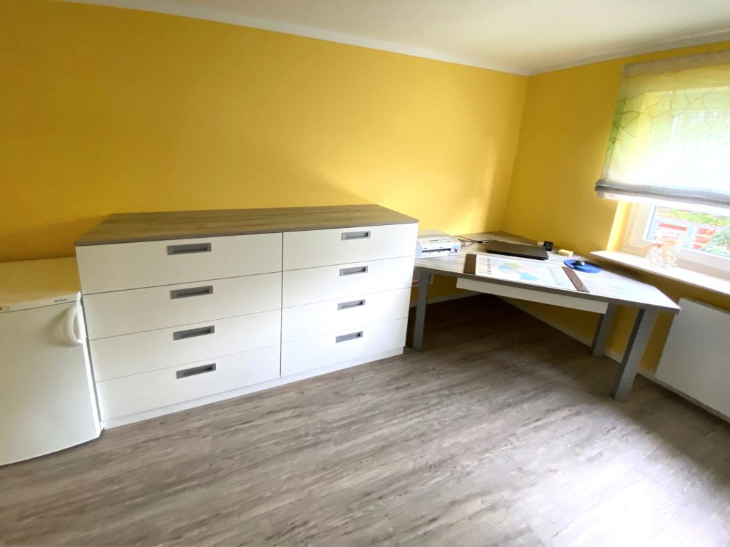 Arbeitszimmer mit Kommode und Schreibtisch