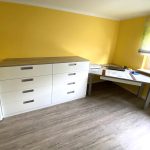 Arbeitszimmer mit Kommode und Schreibtisch