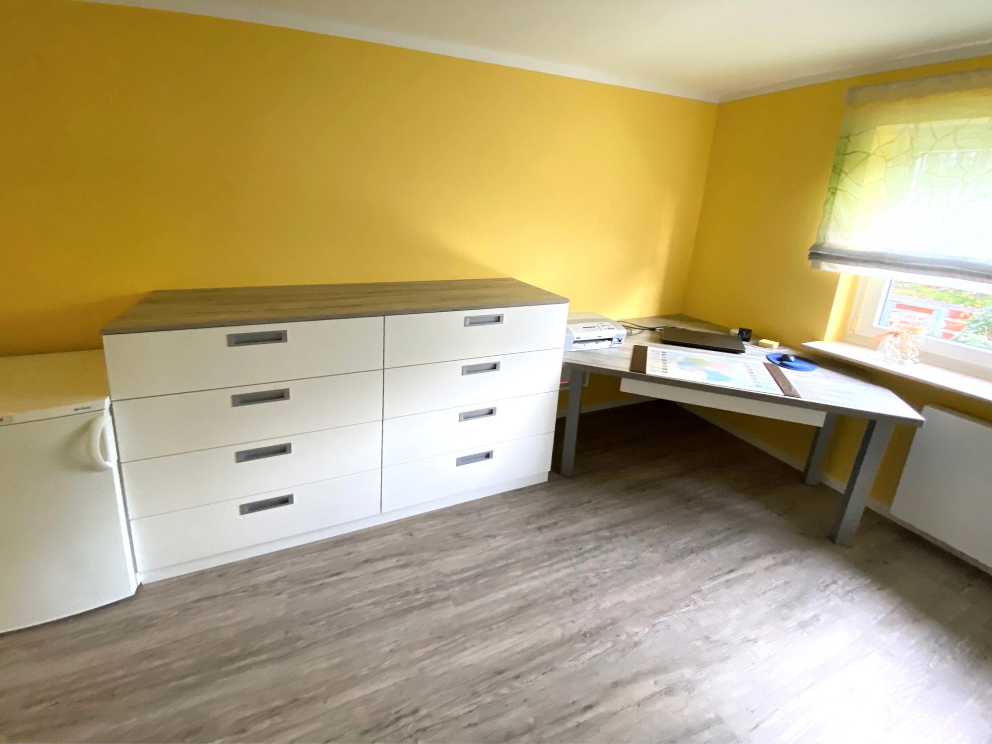 Arbeitszimmer mit Kommode und Schreibtisch