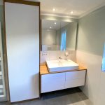 Waschtisch mit Hochschrank und Spiegelschrank