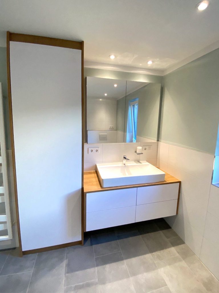 Waschtisch mit Hochschrank und Spiegelschrank