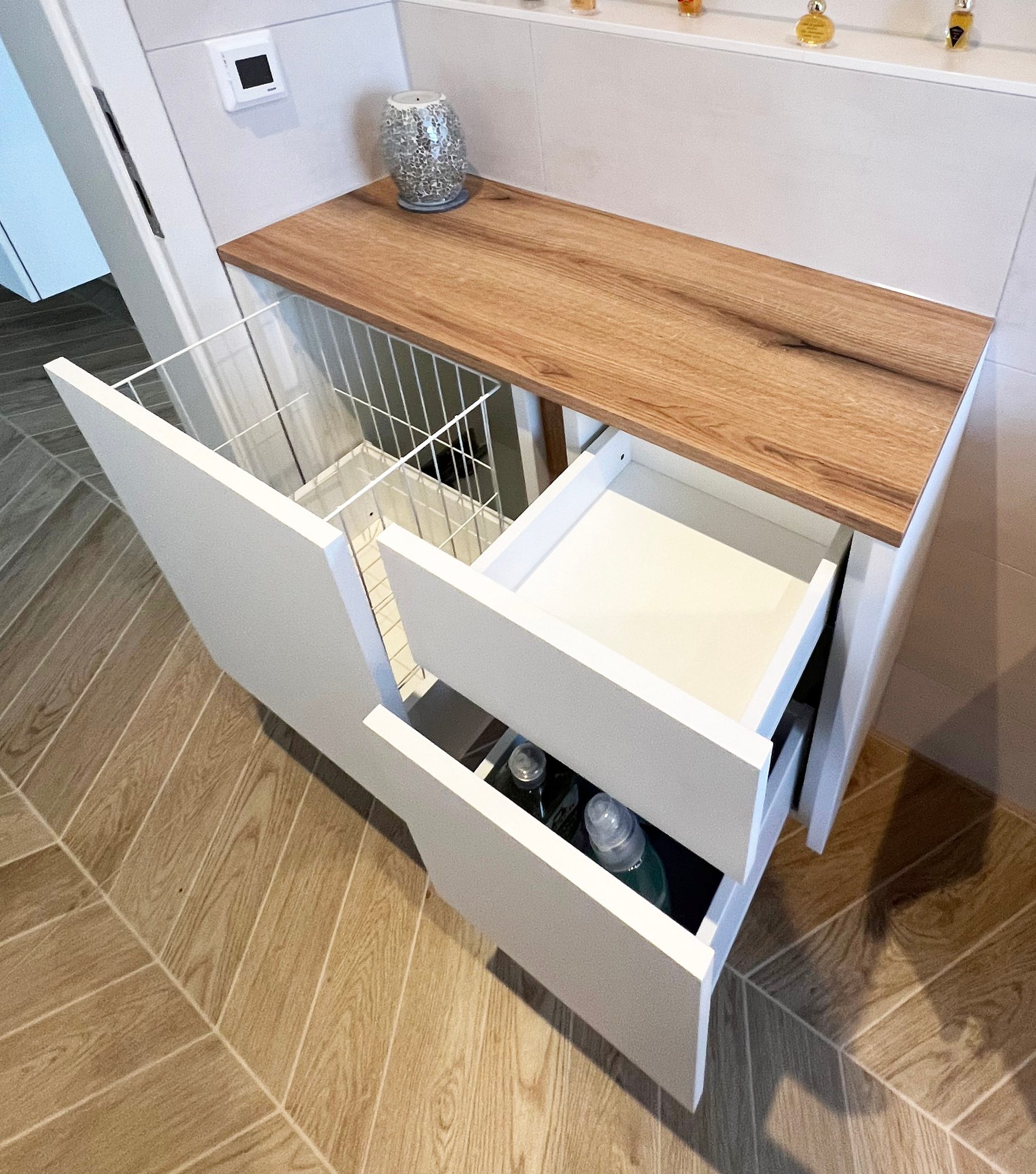 Seitenschrank mit Wäscheauszug und Platte in Holzoptik