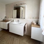 Waschtisch mit Seitenschränken und Spiegelschrank