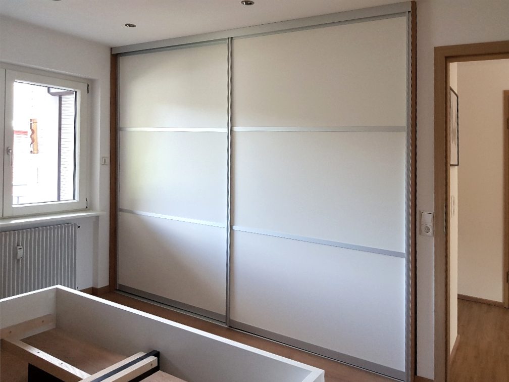 Schwebetürenschrank mit Aluminiumrahmen