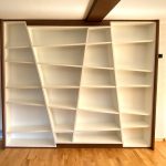 Leeres Bücherregal mit schrägen Seiten