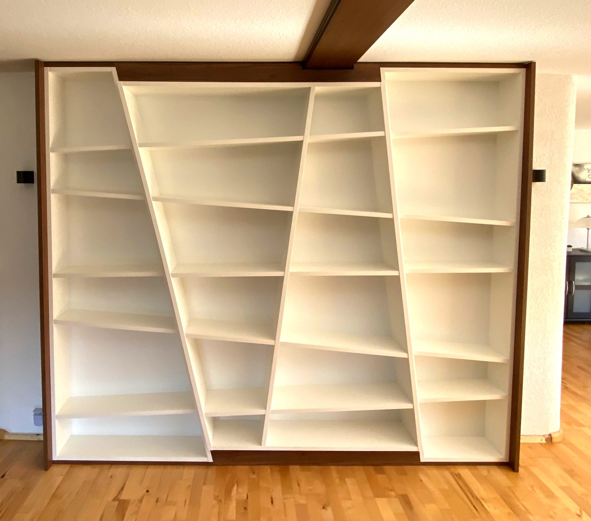 Leeres Bücherregal mit schrägen Seiten