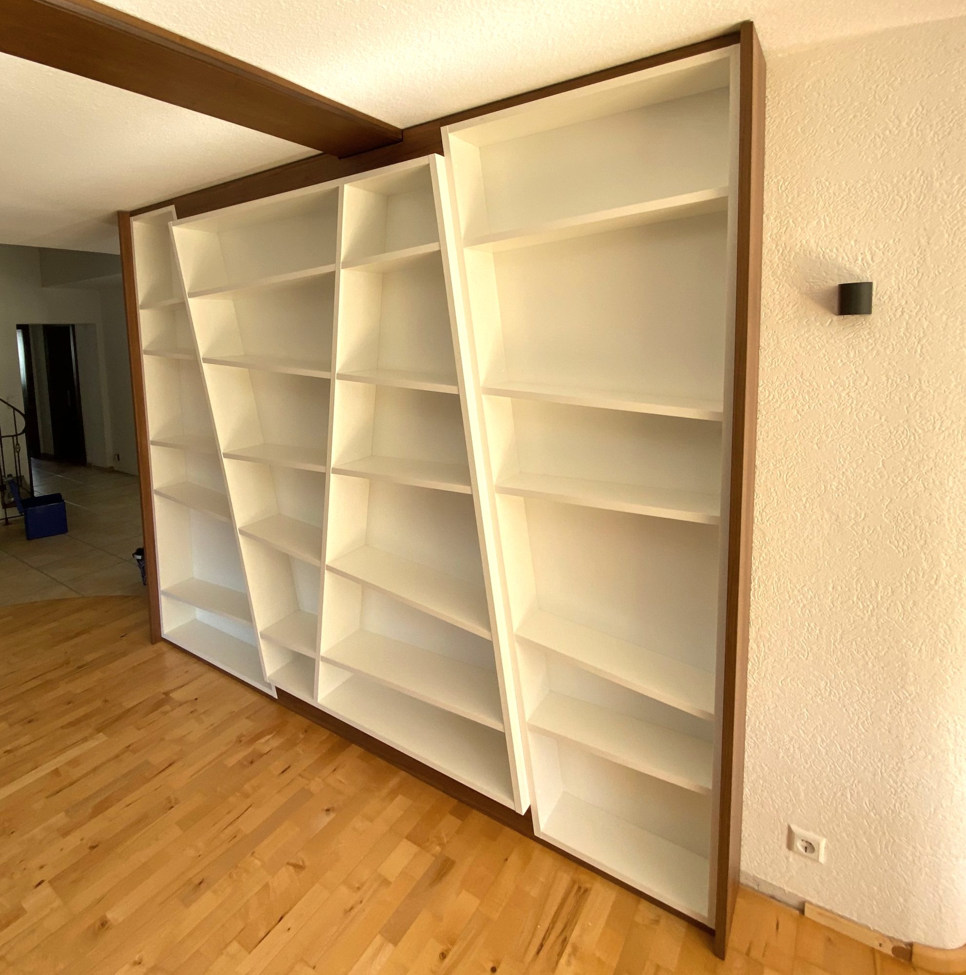 Bücherregal mit Rahmen in Holzoptik unter dem Deckenbalken